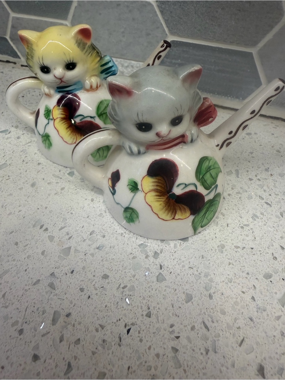 Vintage 1950 Napco Cat on Tea Pot Salt & Pepper Shakers. MCM. Rare. Bring Offers
